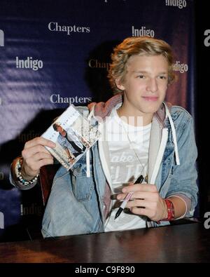 Cody Simpson à l'apparence en magasin pour Cody Simpson CD Signature pour l'autre CD, la librairie Chapters, Toronto, le 12 décembre 2011. Photo par : Nicole Springer/Everett Collection Banque D'Images