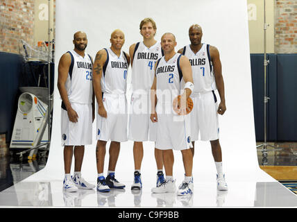 13 décembre 2011 : Dallas Mavericks Vince Carter # 25, Dallas Mavericks petit ailier Shawn Marion # 0, l'ailier des Dallas Mavericks Dirk Nowitzki # 41 Dallas Mavericks, Jason Kidd le meneur # 2 et l'avant Lamar Odom # 7 poser au cours de la Journée des médias, Dallas Mavericks à l'American Airlines Center de Dall Banque D'Images