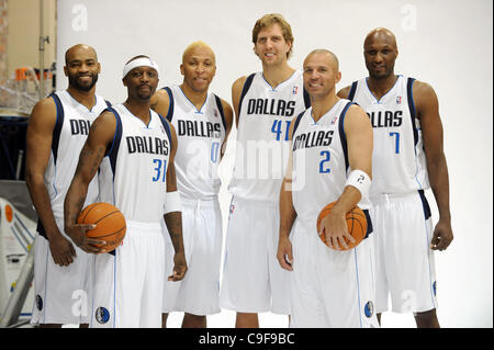 13 décembre 2011 : Dallas Mavericks Vince Carter # 25, Jason Terry # 31, Dallas Mavericks petit ailier Shawn Marion # 0, l'ailier des Dallas Mavericks Dirk Nowitzki # 41 Dallas Mavericks, Jason Kidd le meneur # 2 et l'avant Lamar Odom # 7 poser au cours de la Journée des médias, Dallas Mavericks à l'American Airlin Banque D'Images