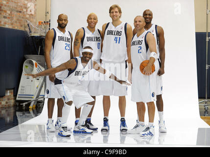 13 décembre 2011 : Dallas Mavericks Vince Carter # 25, Jason Terry # 31, Dallas Mavericks petit ailier Shawn Marion # 0, l'ailier des Dallas Mavericks Dirk Nowitzki # 41 Dallas Mavericks, Jason Kidd le meneur # 2 et l'avant Lamar Odom # 7 poser au cours de la Journée des médias, Dallas Mavericks à l'American Airlin Banque D'Images