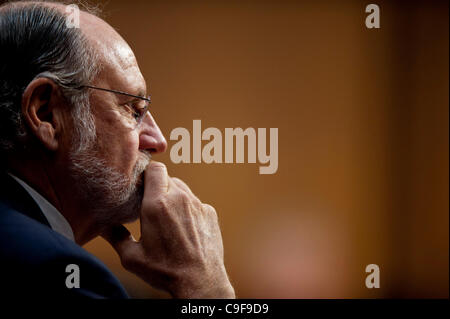 13 déc., 2011 - Washington, District of Columbia, États-Unis - l'ex-employé. JON CORZINE, (D-NJ) et ancien président et chef de la direction de MF Global témoigne devant un comité sénatorial de l'Agriculture, de la nutrition et de l'audience du Comité des forêts sur les circonstances entourant la faillite de MF Global Holdings Ltd (crédit Image : Banque D'Images