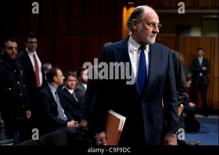 13 déc., 2011 - Washington, District of Columbia, États-Unis - l'ex-employé. JON CORZINE, (D-NJ) et ancien président et chef de la direction de MF Global témoigne devant un comité sénatorial de l'Agriculture, de la nutrition et de l'audience du Comité des forêts sur les circonstances entourant la faillite de MF Global Holdings Ltd (crédit Image : Banque D'Images