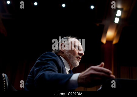 13 déc., 2011 - Washington, District of Columbia, États-Unis - l'ex-employé. JON CORZINE, (D-NJ) et ancien président et chef de la direction de MF Global témoigne devant un comité sénatorial de l'Agriculture, de la nutrition et de l'audience du Comité des forêts sur les circonstances entourant la faillite de MF Global Holdings Ltd (crédit Image : Banque D'Images