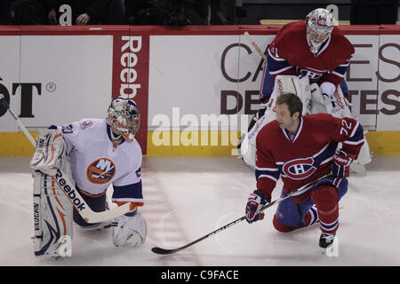 13 déc., 2011 - Montréal, Québec, Canada - New-York Islanders gardien Evgeni Nabokov (20) parle avec les Canadiens de Montréal de l'avant Erik Cole(72) en tant que gardien des Canadiens de Montréal Carey Price (31) ressemble à l'échauffement avant le match des Canadiens de Montréal contre les Islanders de New York au Centre Bell. (Crédit Banque D'Images