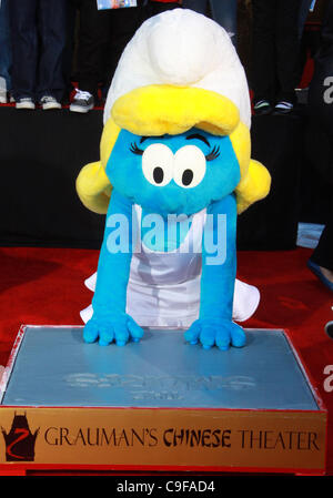 13 déc., 2011 - Los Angeles, Californie, États-Unis - SCHTROUMPFETTE, du ''TO MURFS'' a été honoré d'un 'Part' cérémonie empreinte et tenue à l'Grauman's Chinese Theatre .(Image Crédit : © TLeopold ZUMAPRESS.com)/Photos/Globe Banque D'Images