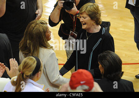 13 déc 2011 - Piscataway, New Jersey, États-Unis - Colorado Lady bénévoles l'entraîneur-chef Pat Summitt et Rutgers Scarlet Knights entraîneur en chef C. Vivian Stringer saluer et s'embrassent avant de basket-ball de l'action entre le Rutgers Scarlet Knights et Tennessee Lady bénévoles à la Louis B Banque D'Images