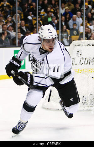 13 déc., 2011 - Boston, Massachusetts, États-Unis - Los Angeles Kings center Anze Kopitar (11) en action pendant le match contre les Bruins de Boston au TD Garden de Boston, Massachusetts. Battre les Bruins Kings 3 - 0 (Crédit Image : © Mark Fort/Southcreek/ZUMAPRESS.com) Banque D'Images