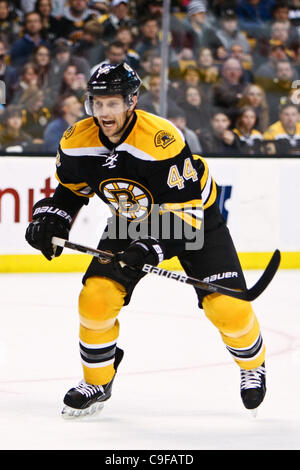 13 déc., 2011 - Boston, Massachusetts, États-Unis - le défenseur des Bruins de Boston Dennis Seidenberg (44) en action pendant le match contre les Kings de Los Angeles l'TD Garden à Boston, Massachusetts. Battre les Bruins Kings 3 - 0 (Crédit Image : © Mark Fort/Southcreek/ZUMAPRESS.com) Banque D'Images