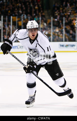 13 déc., 2011 - Boston, Massachusetts, États-Unis - Los Angeles Kings center Anze Kopitar (11) en action pendant le match contre les Bruins de Boston au TD Garden de Boston, Massachusetts. Battre les Bruins Kings 3 - 0 (Crédit Image : © Mark Fort/Southcreek/ZUMAPRESS.com) Banque D'Images