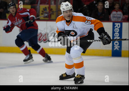 13 déc 2011 - Washington Dc, District of Columbia, United States of America - Philadelphia Flyers NHL ; aile droite Jaromir Jagr (68) Capitales ex joueur, action de jeu..Flyers continuent leur strie wining défaisant les capitales à la maison 5 - 1 (Crédit Image : © Roland Pintilie/ZUMAPRESS.com)/Southcreek Banque D'Images