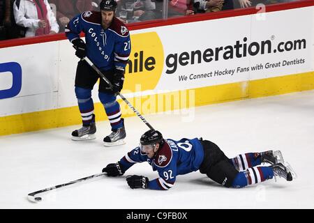 13 déc 2011 - Denver, Colorado, États-Unis - Colorado Avalanche Gabriel Landeskog aile gauche (92) garde le contrôle de la rondelle qu'il tombe de la glace dans la deuxième période contre les Sharks de San Jose. San Jose mène 2-1 après deux périodes. L'Avalanche du Colorado a accueilli les Sharks de San Jose au centre Pepsi je Banque D'Images