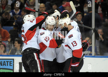 13 déc 2011 - Buffalo, New York, États-Unis - le défenseur des Sénateurs d'Ottawa, Jared Cowen (2), centre des Sénateurs d'Ottawa Peter Regin (13), le défenseur des Sénateurs d'Ottawa Erik Karlsson (65) et le centre Jason Spezza des Sénateurs d'Ottawa (19) célébrer le jeu but gagnant en prolongation sur les Sabres de Buffalo à la première page Banque D'Images