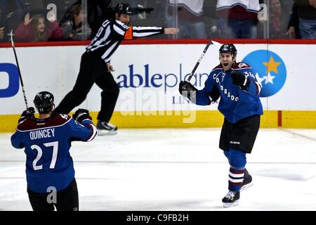 13 déc 2011 - Denver, Colorado, États-Unis - Colorado Avalanche aile gauche Daniel Winnik (34) réagit après sa troisième période but contre les Sharks de San Jose. Colorado a gagné dans une fusillade avec un score final de 4-3. L'Avalanche du Colorado a accueilli les Sharks de San Jose au Pepsi Center de Denver, CO (crédit I Banque D'Images