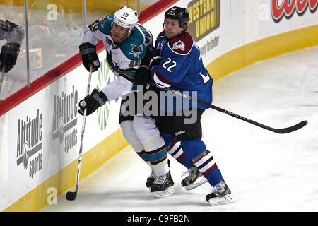 13 déc 2011 - Denver, Colorado, États-Unis - San Jose Sharks aile gauche Brad Winchester (10) est vérifié sur les cartes par Avalanche du Colorado le défenseur Matt Hunwick (22) dans la troisième période. Colorado a gagné dans une fusillade avec un score final de 4-3. L'Avalanche du Colorado a accueilli les Sharks de San Jose au P Banque D'Images