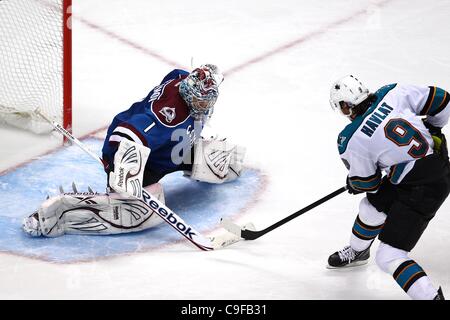 13 déc 2011 - Denver, Colorado, États-Unis - Colorado Avalanche gardien Semyon Varlamov (1) cause l'arrêt contre les Sharks de San Jose Martin Havlat de droite (9) heures supplémentaires dans la fusillade. Colorado a gagné dans une fusillade avec un score final de 4-3. L'Avalanche du Colorado a accueilli les Sharks de San Jose au CEN de Pepsi Banque D'Images