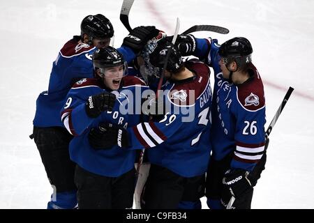 13 déc 2011 - Denver, Colorado, États-Unis - Colorado Avalanche Centre Matt Duchene (9) célèbre avec ses coéquipiers après une victoire contre les Sharks de San Jose. Colorado a gagné dans une fusillade avec un score final de 4-3. L'Avalanche du Colorado a accueilli les Sharks de San Jose au Pepsi Center de Denver, CO (Ima Crédit Banque D'Images