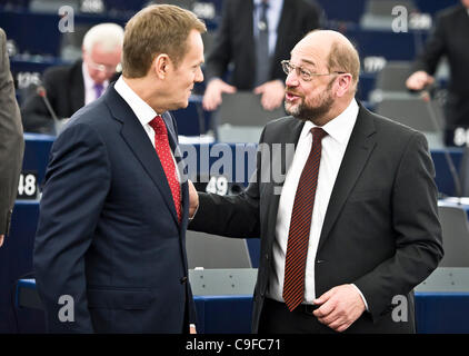 14 décembre 2011 - Bruxelles, BXL, Belgique - Le Premier ministre polonais Donald Tusk (L) s'entretient avec le membre du Parlement européen (MPE) socialiste, futur président du Parlement Européen Martin Schulz, avant un débat sur les résultats de la Pologne à la présidence de l'UE au Parlement européen à Bruxelles, Belgique sur 201 Banque D'Images