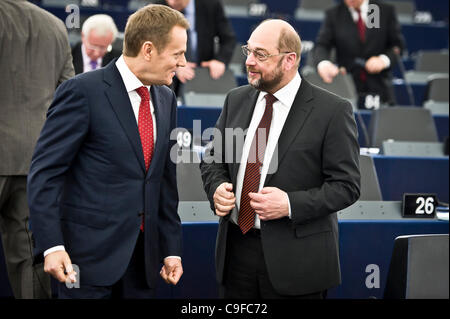 14 décembre 2011 - Bruxelles, BXL, Belgique - Le Premier ministre polonais Donald Tusk (L) s'entretient avec le membre du Parlement européen (MPE) socialiste, futur président du Parlement Européen Martin Schulz, avant un débat sur les résultats de la Pologne à la présidence de l'UE au Parlement européen à Bruxelles, Belgique sur 201 Banque D'Images