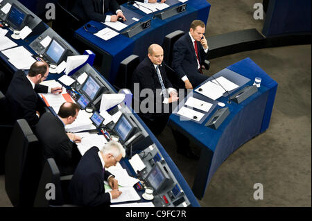 14 décembre 2011 - Bruxelles, BXL, Belgique - Secrétaire d'Etat polonais pour l'Europe Nikolaj Dowgielewicz (L) et le Premier ministre polonais Donald Tusk lors du débat sur les résultats de la Pologne à la présidence de l'UE au Parlement européen à Bruxelles, Belgique le 2011-12-14 Pologne a relayé l'UE 6- Banque D'Images