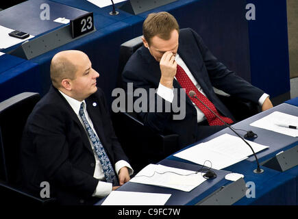 14 décembre 2011 - Bruxelles, BXL, Belgique - Secrétaire d'Etat polonais pour l'Europe Nikolaj Dowgielewicz (L) et le Premier ministre polonais Donald Tusk lors du débat sur les résultats de la Pologne à la présidence de l'UE au Parlement européen à Bruxelles, Belgique le 2011-12-14 Pologne a relayé l'UE 6- Banque D'Images