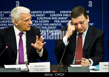 14 décembre 2011 - Bruxelles, BXL, Belgique - Président du Parlement européen Jerzy Buzek (L) et président de la Commission européenne José Manuel Barroso (R) tenir une conférence de presse après le débat sur les résultats de la Pologne à la présidence de l'UE au Parlement européen à Bruxelles, Belgique le 20 Banque D'Images