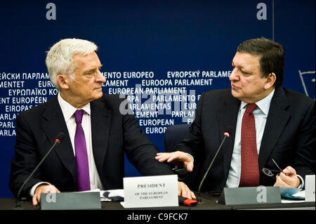 14 décembre 2011 - Bruxelles, BXL, Belgique - Président du Parlement européen Jerzy Buzek (L) et président de la Commission européenne José Manuel Barroso (R) tenir une conférence de presse après le débat sur les résultats de la Pologne à la présidence de l'UE au Parlement européen à Bruxelles, Belgique le 20 Banque D'Images