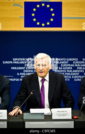 14 décembre 2011 - Bruxelles, BXL, Belgique - Président du Parlement européen Jerzy Buzek tient une conférence de presse après le débat sur les résultats de la Pologne à la présidence de l'UE au Parlement européen à Bruxelles, Belgique le 2011-12-14 Pologne a relayé l'UE, la présidence tournante de 6 mois Banque D'Images