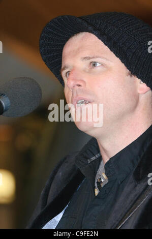 Belfast, 14/12/2011 : Ciaran Gribbin, chanteur avec le groupe INXS Austrialian, chante sur la Alan Simpson radio show de Victoria Square Banque D'Images