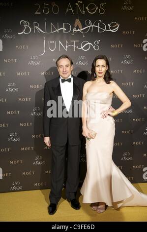 14 décembre 2011 - Madrid, Madrid, Espagne - Juanjo Puigcorbe et Lola Marceli assister à l'une séance de photos pour le 250e anniversaire de Moët & Chandon à l'Ambassade de France à Madrid (crédit Image : © Jack Abuin/ZUMAPRESS.com) Banque D'Images