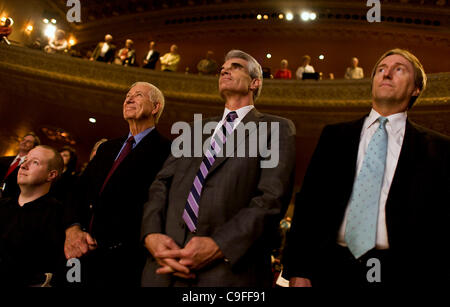 14 décembre 2011 - Des Moines, Iowa, États-Unis - les membres de l'assistance pour l'hymne national avant la présélection des 'le don de la vie,' anti-avortement un documentaire produit par la production de supports de bras des citoyens, le groupe d'intérêt dont la Cour suprême des États-Unis a gagner dans Citizens United v. Federal Ele Banque D'Images