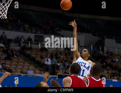 14 décembre 2011 - Los Angeles, Californie, États-Unis - UCLA Bruins Lazeric Jones (11) reçoit un coup de pied sur la défense. L'UCLA Bruins à l'encontre de l'Eastern Washington University Eagles 60-47. (Crédit Image : © Josh Chapelle/ZUMAPRESS.com)/Southcreek Banque D'Images