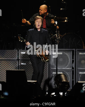 14 décembre 2011 - Moscou, Russie - chanteur/compositeur et musicien Sir Paul McCARTNEY (C) l'exécution de vivre comme il met sa sur la course d''à Olympiisky Stadium à Moscou (Image Crédit : © PhotoXpress/ZUMAPRESS.com) Banque D'Images