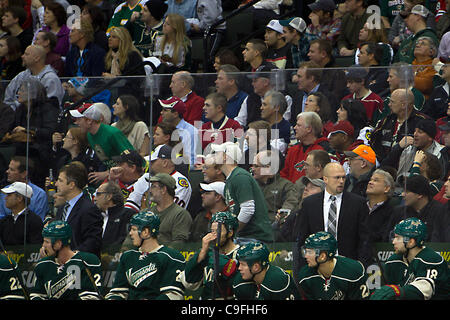 14 décembre 2011 - Saint Paul, Minnesota, États-Unis - l'entraîneur-chef du Wild du Minnesota Mike Yeo ressemble à sa gauche comme tous les autres donnent à leur droit à la partie de hockey contre les Blackhawks de Chicago au Xcel Energy Center à St Paul, Minnesota. Les Blackhawks remportent 4-3 heures supplémentaires dans une fusillade. (Crédit Image : Banque D'Images
