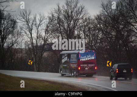 14 décembre 2011 - Denison, Iowa, États-Unis - la foi, l'emploi et la liberté des lecteurs de bus en direction de Denison, Iowa avec candidat présidentiel républicain Texas Gov. Rick Perry le premier jour de sa visite en bus de deux semaines qui ont précédé le caucus de l'Iowa le Mercredi, Décembre 14, 2011. (Crédit Image : © Patrick Fallon/Z Banque D'Images