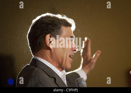 14 décembre 2011 - Denison, Iowa, États-Unis - candidat présidentiel républicain Texas Gov. Rick Perry s'exprime à l'Cronk's Cafe sur le premier jour de sa visite en bus de deux semaines qui ont précédé le caucus de l'Iowa le Mercredi, Décembre 14, 2011 à Denison, Iowa. (Crédit Image : © Patrick Fallon/ZUMAPRESS.com) Banque D'Images