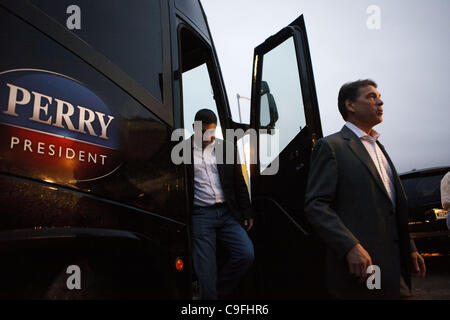 14 décembre 2011 - Denison, Iowa, États-Unis - candidat présidentiel républicain Texas Gov. Rick Perry descend de son bus avec Dan Moran pour parler à Cronk's Cafe sur le premier jour de sa visite en bus de deux semaines qui ont précédé le caucus de l'Iowa le Mercredi, Décembre 14, 2011 à Denison, Iowa. (Crédit Image : © Patrick Banque D'Images