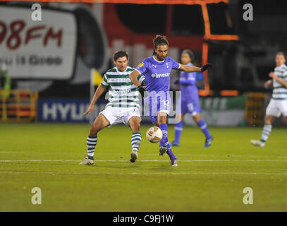 26.02.2013 Dublin, Irlande. Benoit Assou-Ekotto de Tottenham Hotspur sur la balle avec James Paterson (à gauche) dans la recherche au cours de l'Europa League Groupe B match entre Tottenham Hotspur et Shamrock Rovers au stade Tallaght Banque D'Images