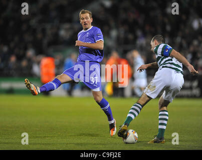 26.02.2013 Dublin, Irlande. Dan Murray de l'intérieur transforme Shamrock Rovers Tottenham Hotspur Harry Kane pendant le match du groupe B de la Ligue Europa entre Tottenham Hotspur et Shamrock Rovers au stade Tallaght Banque D'Images