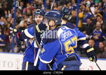 15 déc., 2011 - Saint Louis, Missouri, États-Unis - Saint Louis Blues joueurs célèbrent après avoir marqué dans la première période pendant une partie de la LNH entre les Rangers de New York et les Blues de Saint-Louis au Scottrade Center à Saint Louis, Missouri. (Crédit Image : © Scott Kane/Southcreek/ZUMAPRESS.com) Banque D'Images