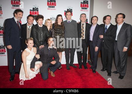 Chuck Lorre, Johnny Galecki, Simon Helberg, Melissa Rauch Mayim Bialik,, Jim Parsons, Bill Prady, Steven Molaro, Peter Roth, Bruce Rosenblum, Kaley Cuoco Kunal Nayyar, au niveau des arrivées pour le 100e épisode de BIG BANG Célébration, Centre des sciences de la Californie, Los Angeles, CA, 15 décembre 2011. Photo par : Emil Banque D'Images