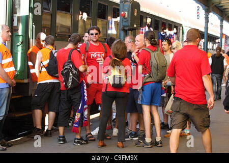 ***PHOTO***Fans du FC Viktoria Plzen à la gare principale de Prague après l'arrivée avant la deuxième manche des play-off de la Ligue des Champions match de football FC Viktoria Plzen vs FC Copenhague en Prague, République tchèque, mercredi, le 24 août, 2011. L'équipe tchèque du FC Viktoria Plzeň jouera contre le FC Schalke 04 en allemand Banque D'Images