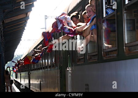 ***PHOTO***Fans du FC Viktoria Plzen Pilsen à la station principale avant la date de votre départ pour la deuxième jambe play-off Ligue des Champions match de football FC Viktoria Plzen vs FC Copenhague en Prague, République tchèque, mercredi, le 24 août, 2011. L'équipe tchèque du FC Viktoria Plzeň jouera contre l'Allemand FC Schalke 04 Banque D'Images