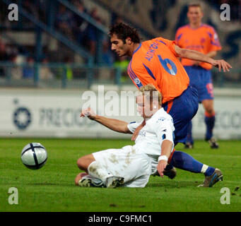 ****FILE PHOTO***Hamit Altintop club allemand du FC Schalke 04, à droite, se bat pour la balle avec Jan Polak de République Tchèque Liberec Slovan équipe au cours de l'UEFA Intertoto Cup deuxième étape finale match joué le Mardi, Août 24, 2004 à Liberec, République tchèque. L'équipe tchèque du FC Viktoria Plzeň jouera contre Ger Banque D'Images