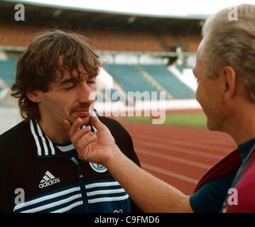 ****FILE PHOTO***Jiri Nemec du club allemand du FC Schalke 04, à gauche, en avant de l'entraînement avant le match de Coupe UEFA SK Slavia Prague vs FC Schalke 04 le 28 septembre 1998 à Prague, République tchèque. L'équipe tchèque du FC Viktoria Plzeň jouera contre l'Allemand FC Schalke 04 en Europa League le 16 février Banque D'Images