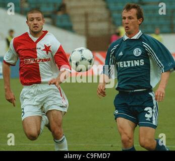 ****FILE PHOTO***Richard Dostalek (gauche) de Slavia Prague et Radek Latal du club allemand du FC Schalke 04, au cours de l'UEFA Cup Match SK Slavia Prague vs FC Schalke 04 le 29 septembre 1998 à Prague, République tchèque. L'équipe tchèque du FC Viktoria Plzeň jouera contre l'Allemand FC Schalke 04 en Ligue Europa Banque D'Images