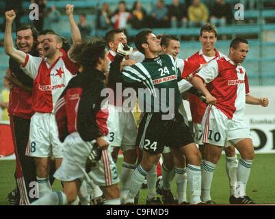 ****FILE PHOTO***Joueurs de Slavia Prague célébrer la victoire dans la coupe de l'UEFA match SK Slavia Prague vs FC Schalke 04 le 29 septembre 1998 à Prague, République tchèque. L'équipe tchèque du FC Viktoria Plzeň jouera contre l'Allemand FC Schalke 04 en Europa League le 16 février 2012 à Pilsen. Plateau tchèque Banque D'Images