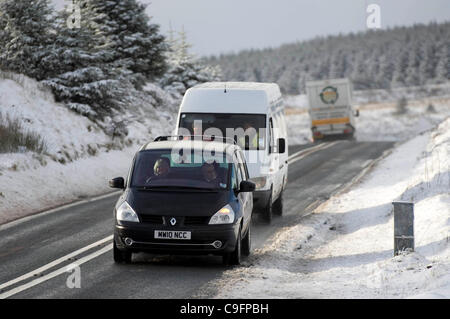 Renault Grand Espace de la conduite sur route de montagne d'hiver dans le sud du Pays de Galles, Royaume-Uni. Banque D'Images