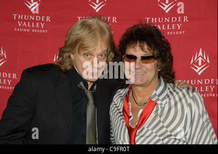 LINCOLN, CA - 15 Décembre : Jingle Bell Rock avec Eddie Money et Mickey Thomas à Thunder Valley Casino Resort de Lincoln, Californie le 15 décembre 2011 Banque D'Images