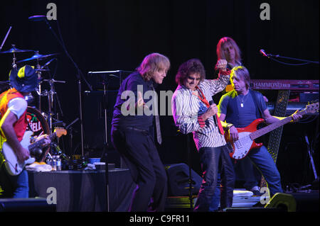 LINCOLN, CA - 15 Décembre : Jingle Bell Rock avec Eddie Money et Mickey Thomas à Thunder Valley Casino Resort de Lincoln, Californie le 15 décembre 2011 Banque D'Images