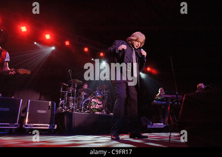 LINCOLN, CA - 15 Décembre : Eddie Money effectue en Jingle Bell Rock avec Mickey Thomas à Thunder Valley Casino Resort de Lincoln, Californie le 15 décembre 2011 Banque D'Images